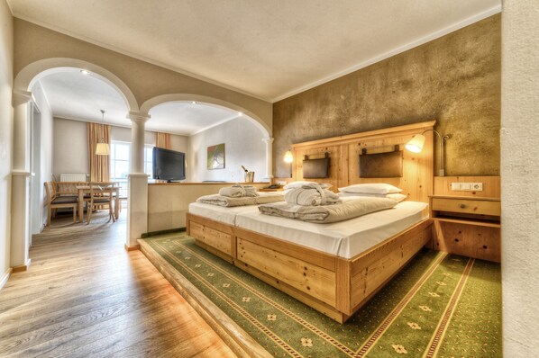 家庭套房, 1 间卧室, 阳台 (Sonnenbogen 60m2) | 高档床上用品、迷你吧、客房内保险箱、遮光窗帘