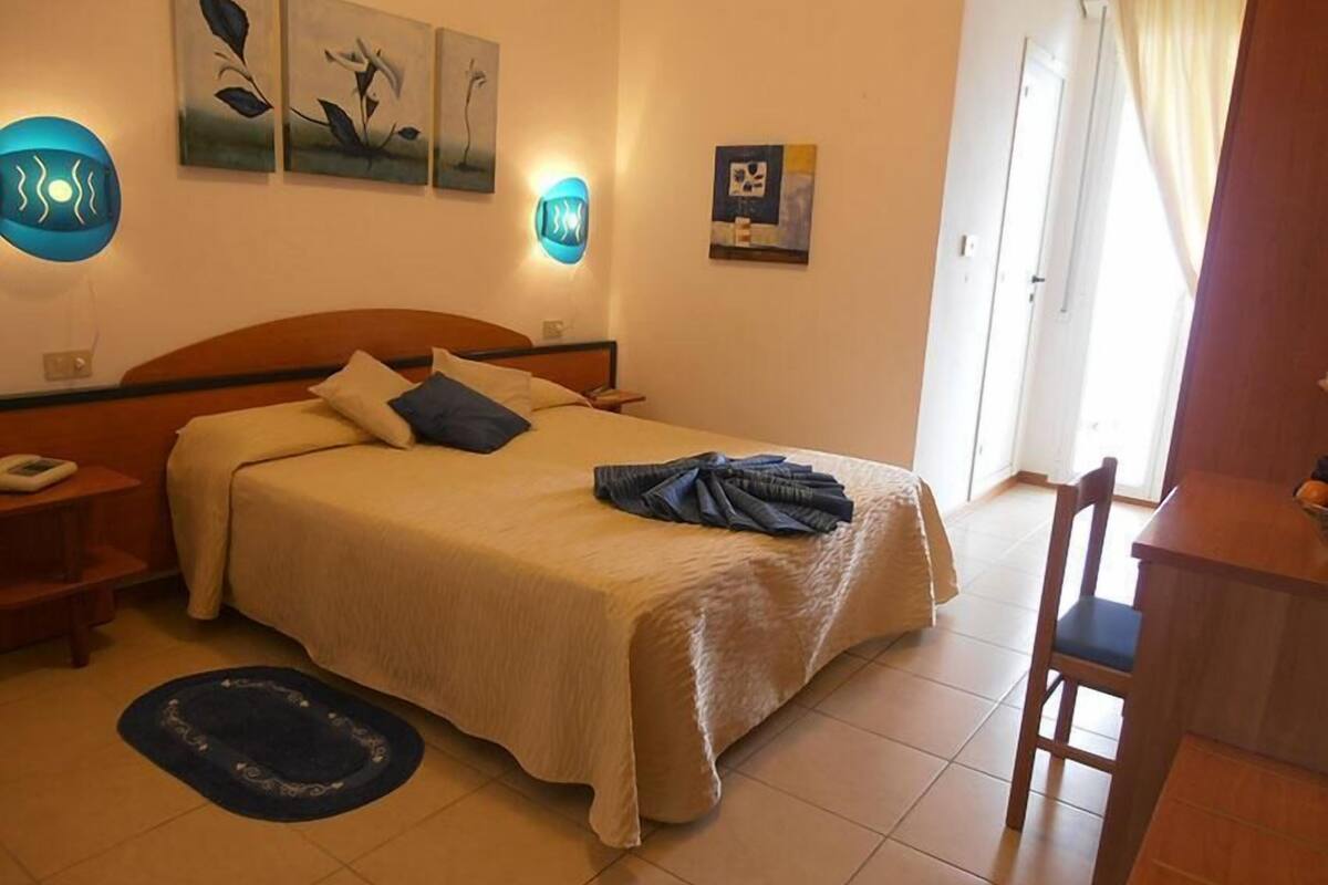 1 bedroom, in-room safe, desk, cots/infant beds