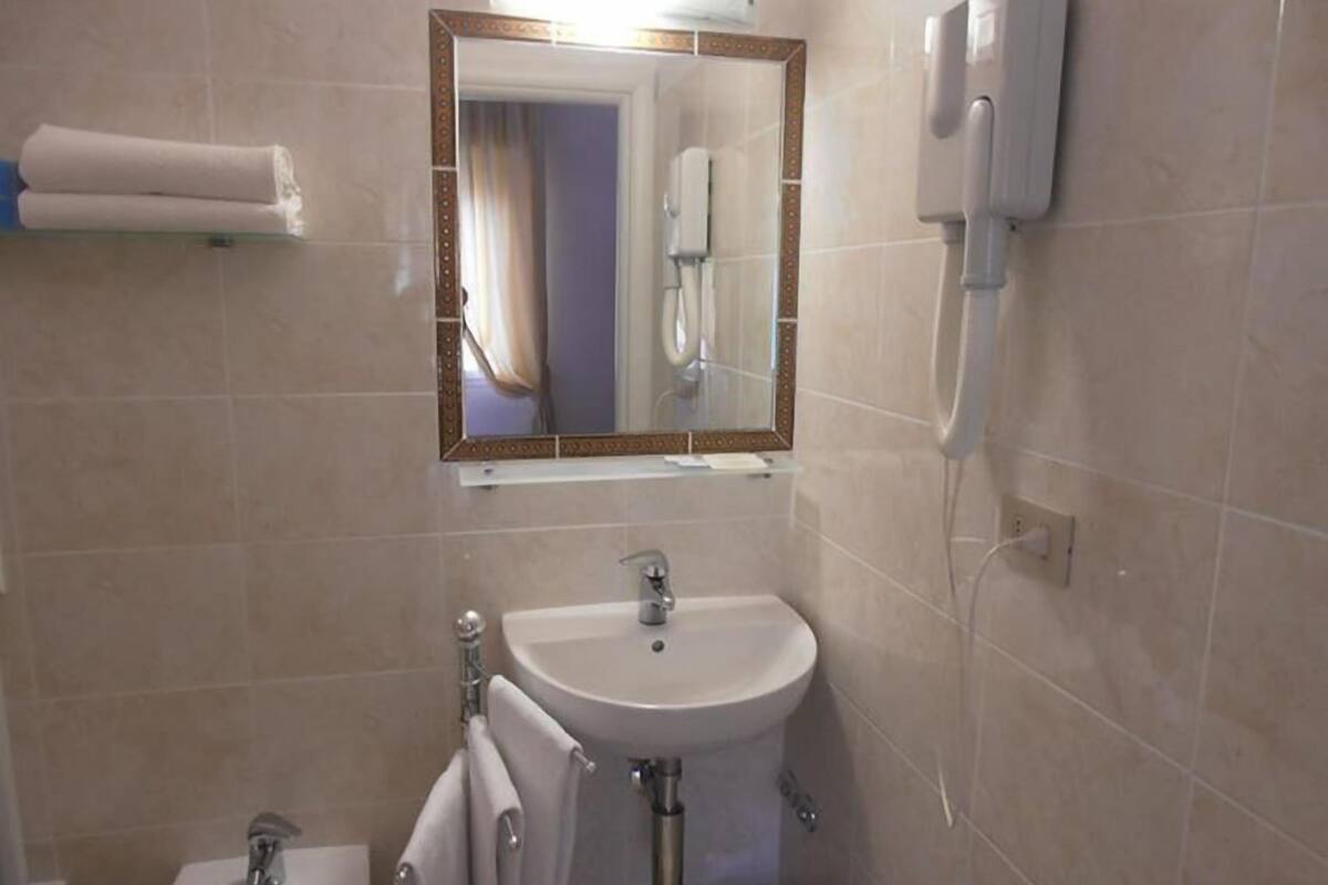 shower, free toiletries, hair dryer