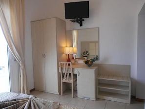 1 chambre, coffre-fort, bureau, lit de bébé (supplément)