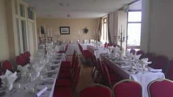 Breakfast and dinner served