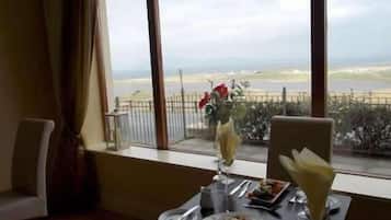 Breakfast and dinner served