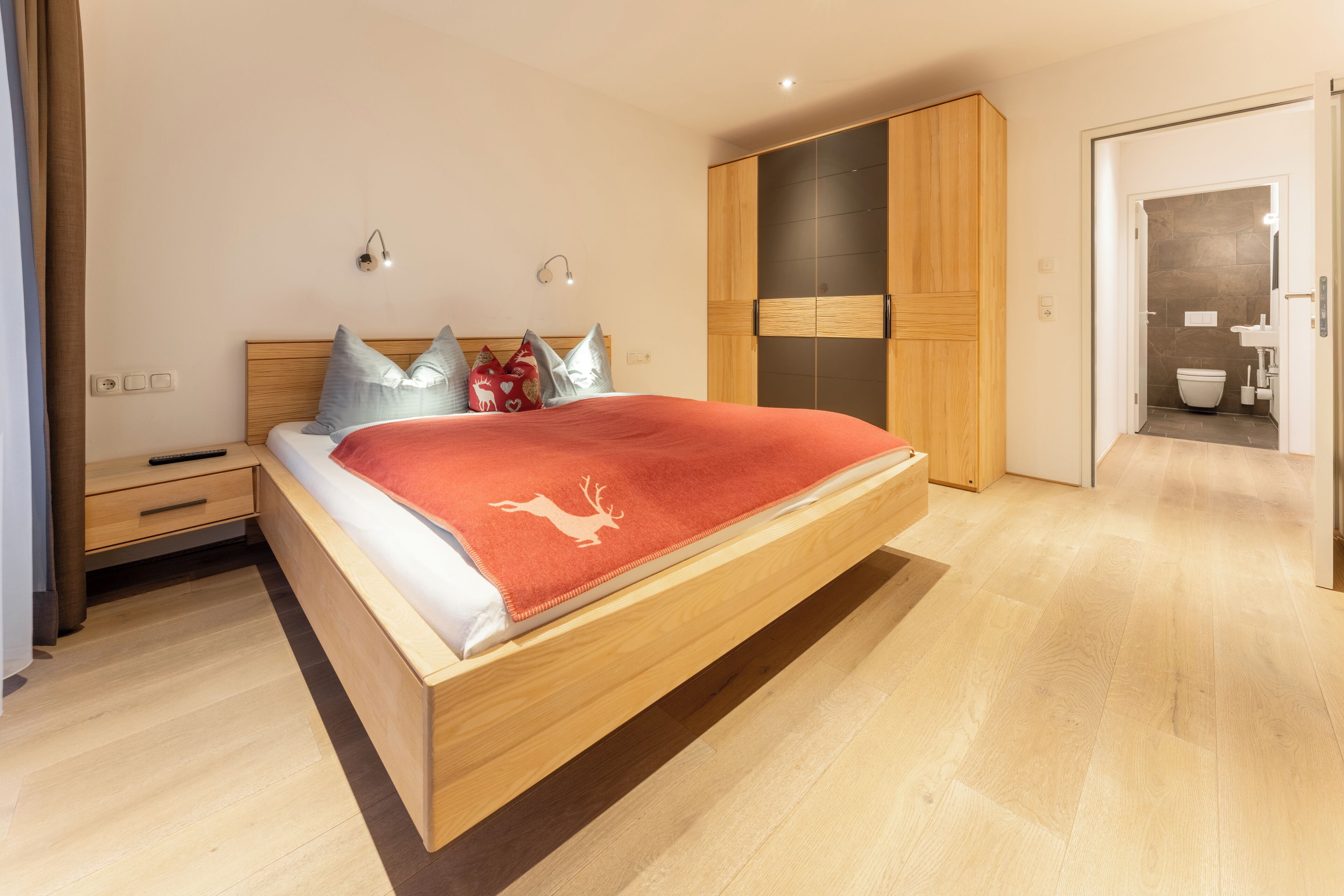 1 Schlafzimmer-Apartment | เครื่องนอนป้องกันสารก่อภูมิแพ้, ตู้นิรภัยในห้องพัก, ผ้าม่านกันแสง