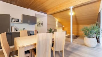 Superior-huoneisto, 2 makuuhuonetta, terassi, vuoristonäköala | Yksityinen keittiö | Siivousvälineet