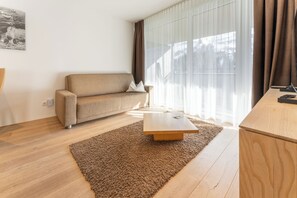 Comfort Apartment, 2 Bedrooms, Balcony, Mountain View | Living area