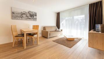 LÀgenhet Comfort - 2 sovrum - balkong - utsikt mot bergen | Vardagsrum | Smart-tv och golvvÀrme