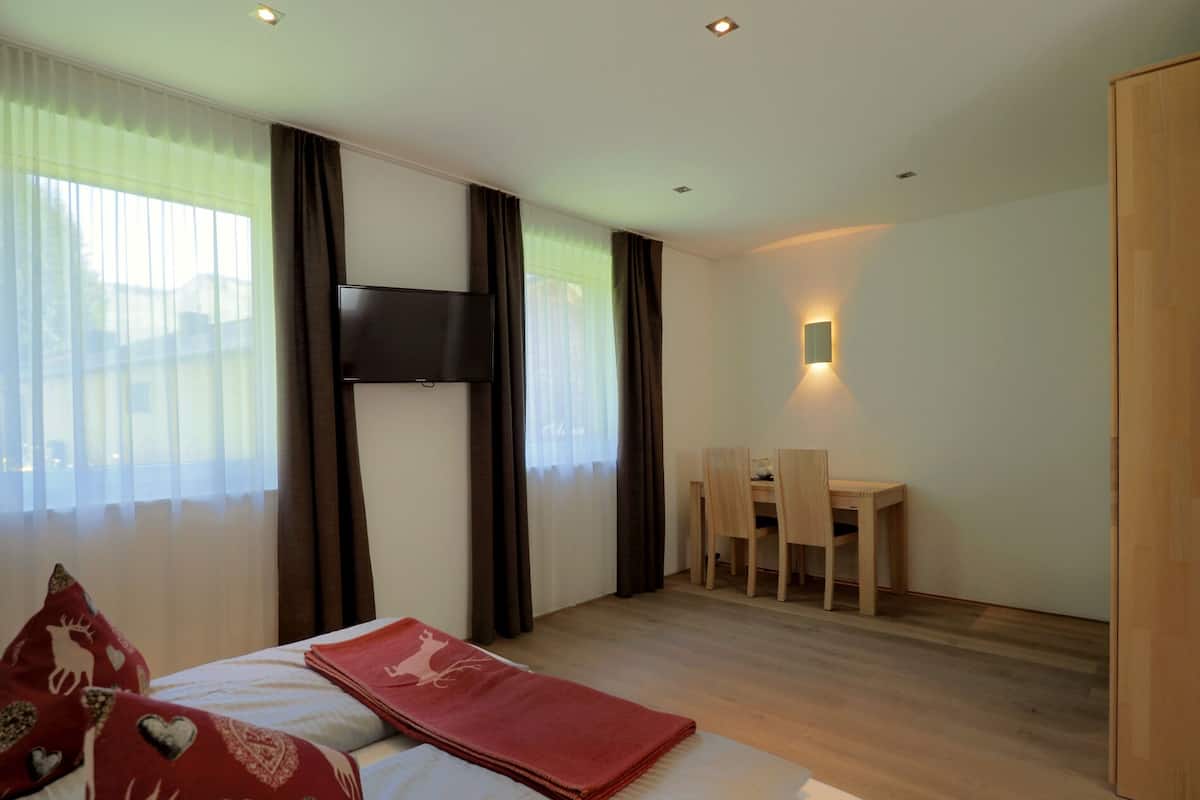 Doppelzimmer | 1 bedroom, hypo-allergenic bedding, in-room safe, blackout curtains
