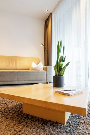 Suite superior, 1 habitación, balcón, vista a la montaña | Área de sala de estar | Smart TV y piso con calefacción 