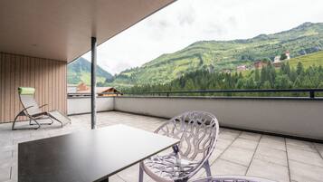 Exclusive-Apartment, 2 Schlafzimmer, Terrasse, Bergblick | Ausblick vom Zimmer
