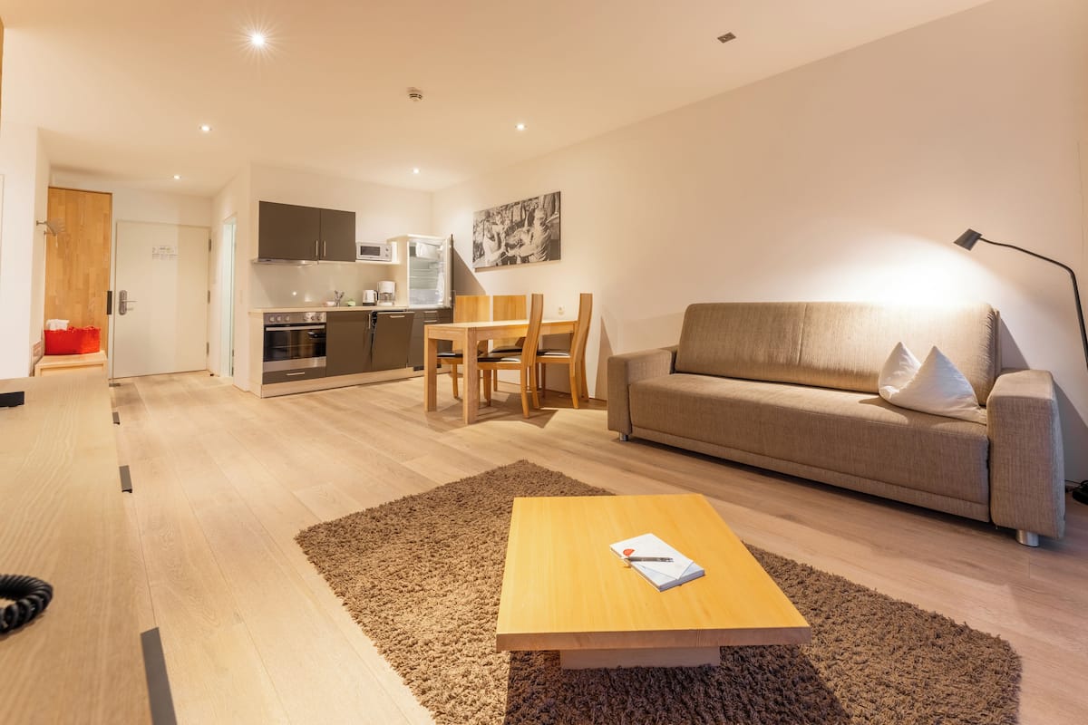 1 Schlafzimmer-Apartment | Living area | Smart TV, heated floors