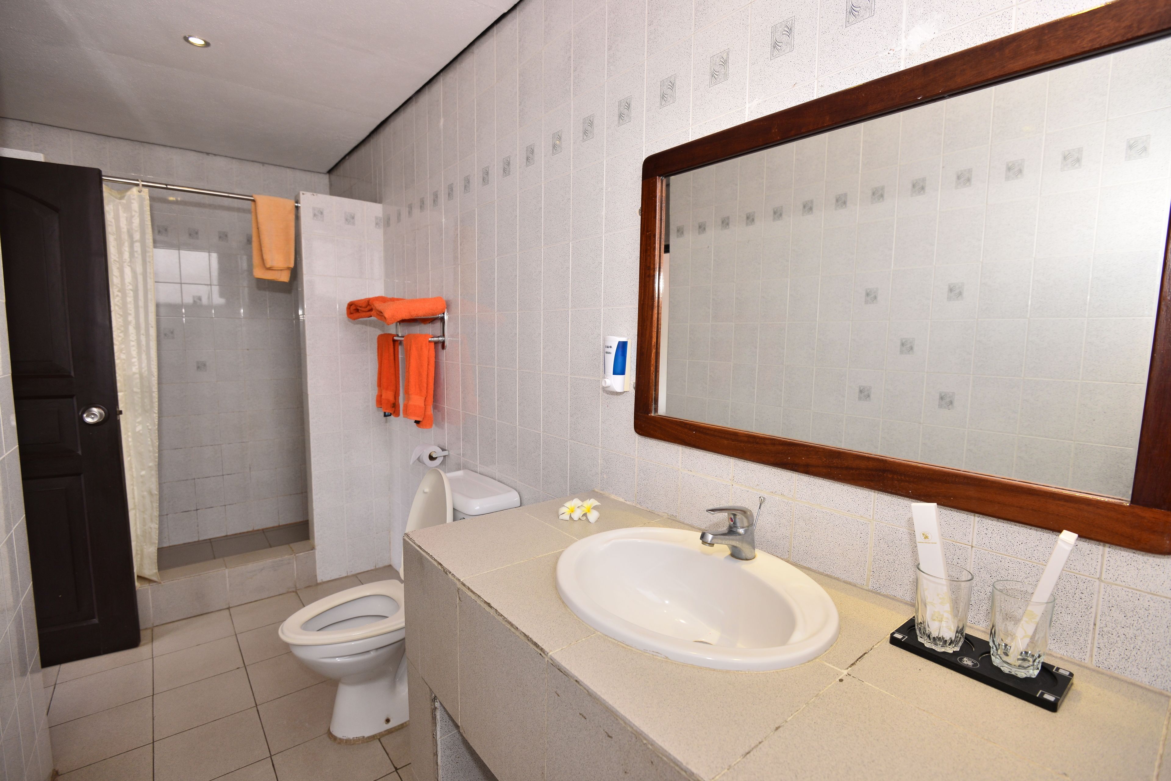Ein Badezimmer mit Toilette, Waschbecken und Dusche.