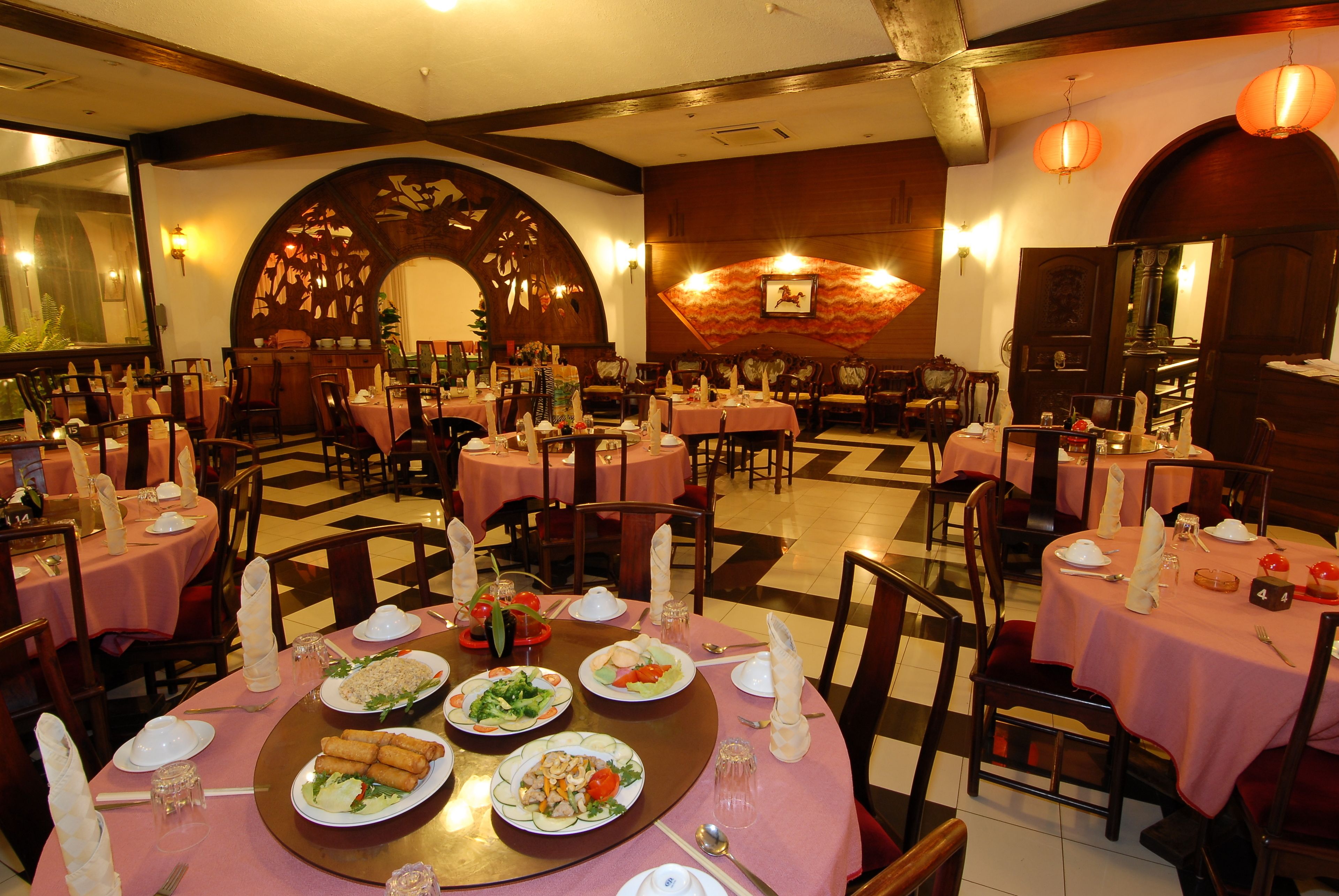 2 restaurants; lunch and dinner served