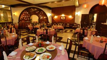 2 restaurants; lunch and dinner served
