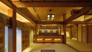 Un intérieur japonais traditionnel avec un sol en tatamis, des poutres en bois et des paravents en papier de riz (shoji).
