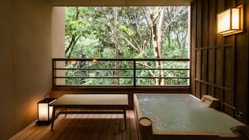 雙床房 (C) | 浴室 | 獨立浴缸和淋浴設備、淋浴花灑、免費盥洗用品、吹風機