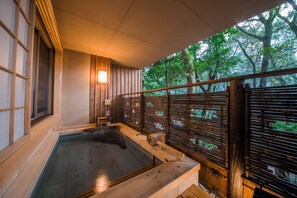 Rom – premium, ikke-røyk (w/ Hot Spring Open-Air Bath, 2guests) | Dundyner, safe på rommet og wi-fi (inkludert)