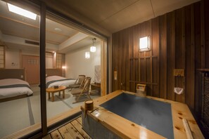 Twin Room | Bathroom | Separate tub and shower, rainfall showerhead, free toiletries