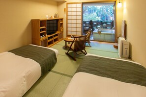 ألحفة محشوة بالريش وخزنة داخل الغرفة وواي فاي مجانًا