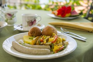 Se ofrece un desayuno completo todos los días (por un coste adicional)