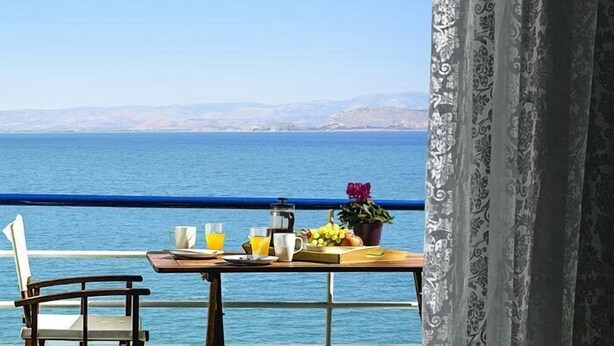Ein Tisch mit Frühstücksangeboten und Blick auf das Meer.
