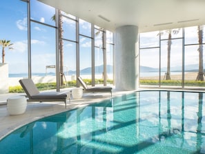 Separate bathtub and shower, free toiletries, hair dryer, slippers - Karatsu Seaside Hotel (Karatsu)