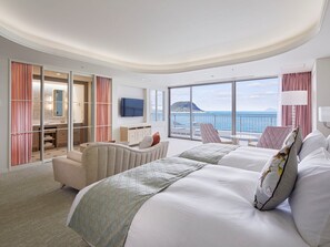 Een minibar, een kluis op de kamer, gratis wifi, beddengoed