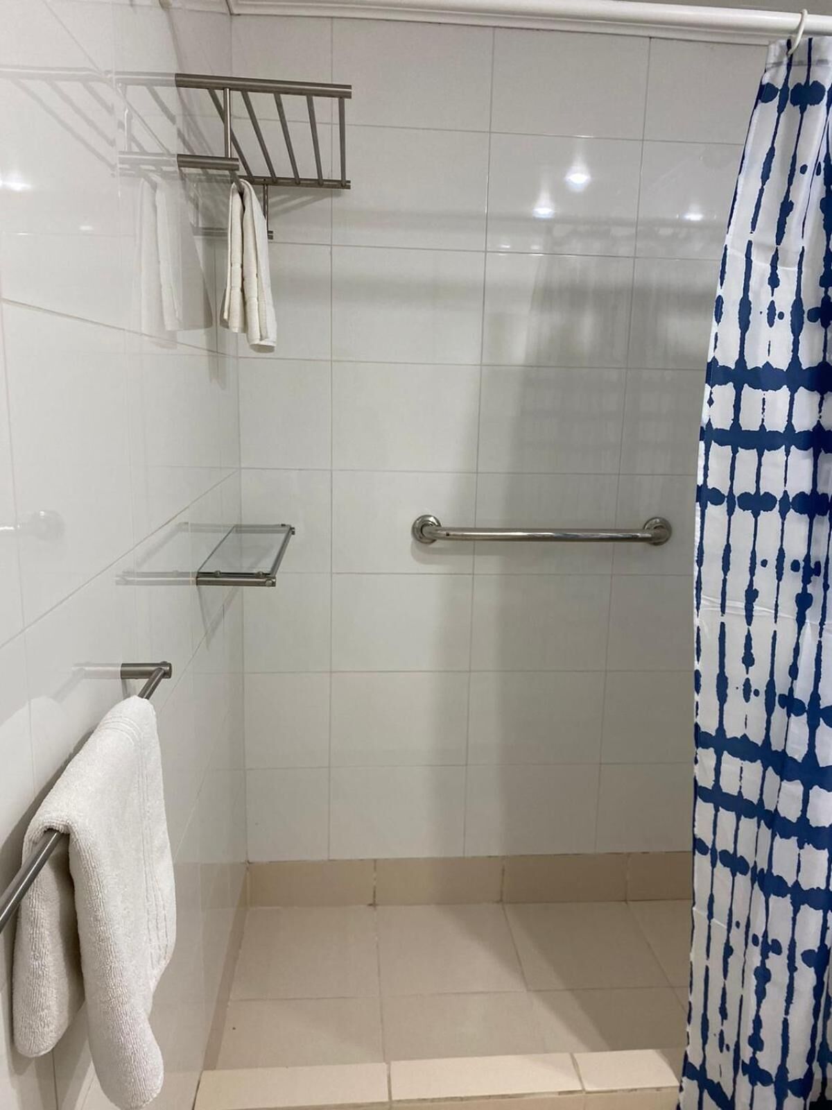 Ducha, artículos de tocador gratuitos, secador de pelo, toallas
