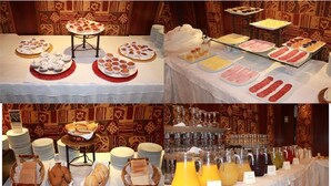 Un bufé con diversos alimentos y bebidas.