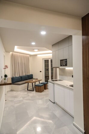 Deluxe Studio (3) | Dapur peribadi | Peti sejuk, dapur, pembancuh kopi/teh, cerek elektrik 