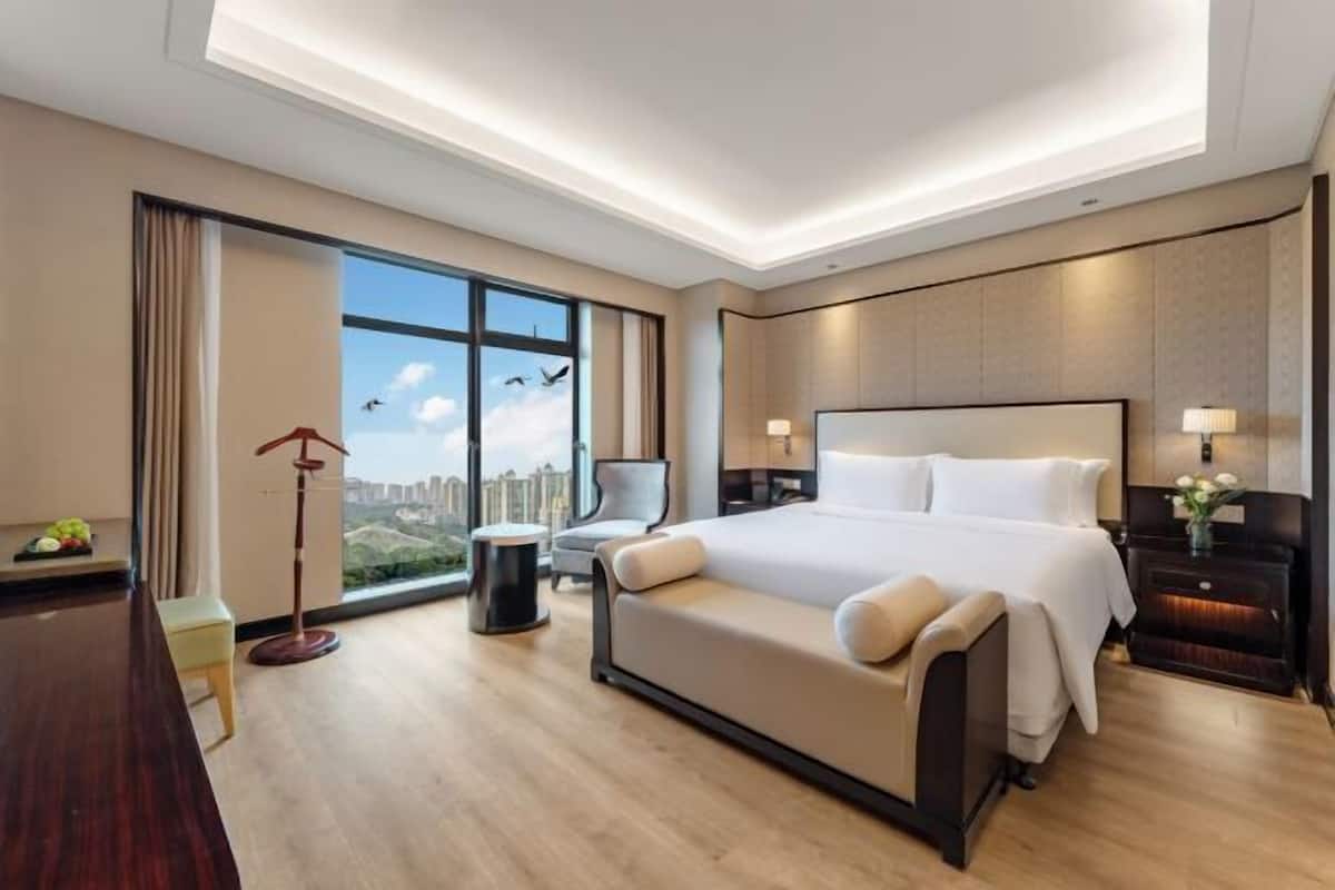 Hypo-allergenic bedding, minibar, in-room safe, desk