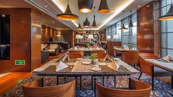 2 restaurantes, se sirven comidas, cenas y cocina internacional