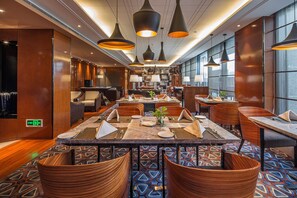 2 ห้องอาหาร, บริการอาหารกลางวัน อาหารเย็น, อาหารนานาชาติ