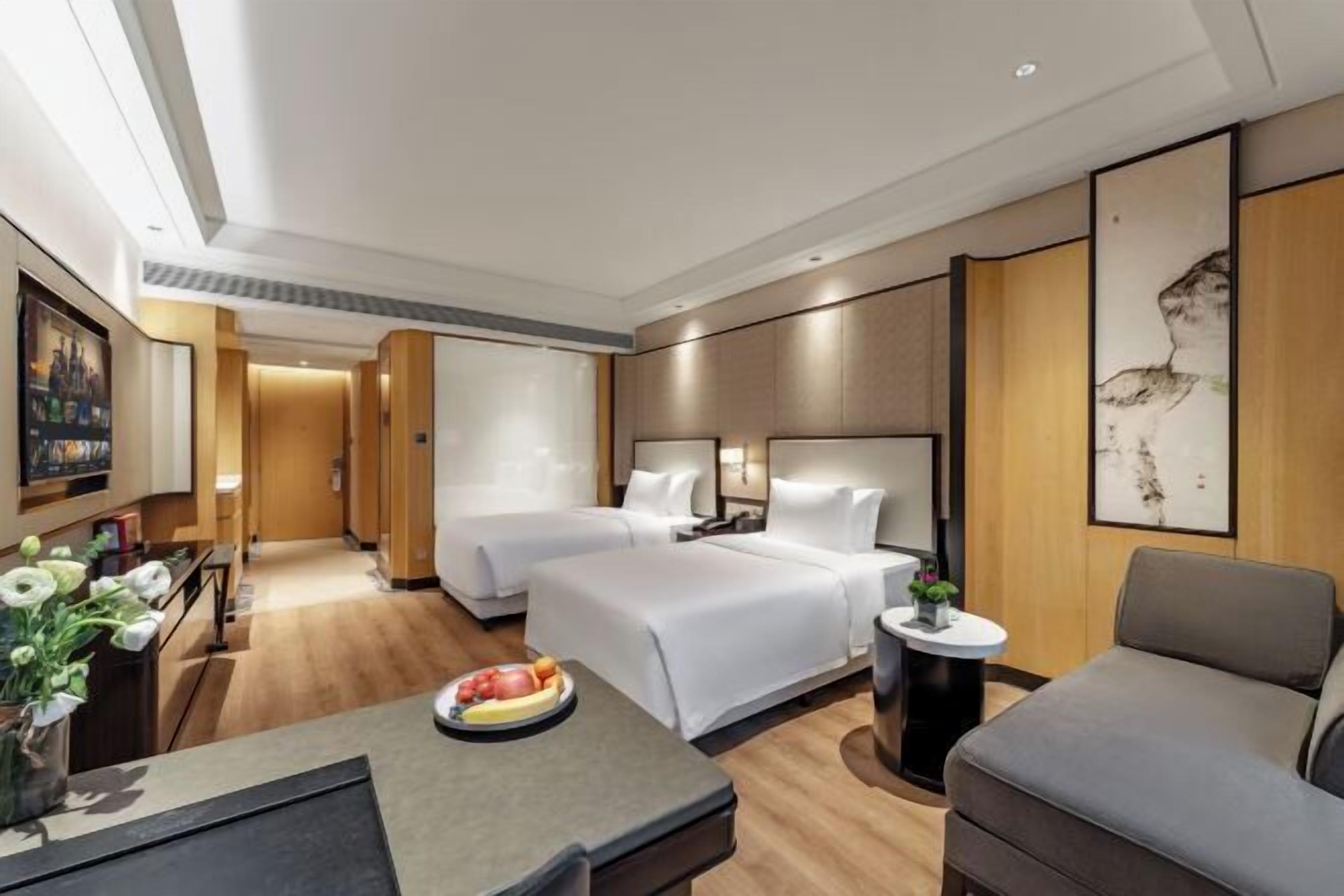 Hypo-allergenic bedding, minibar, in-room safe, desk