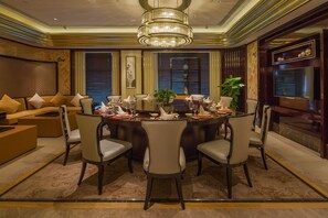 2 restaurants, lunch, dinner served; international cuisine