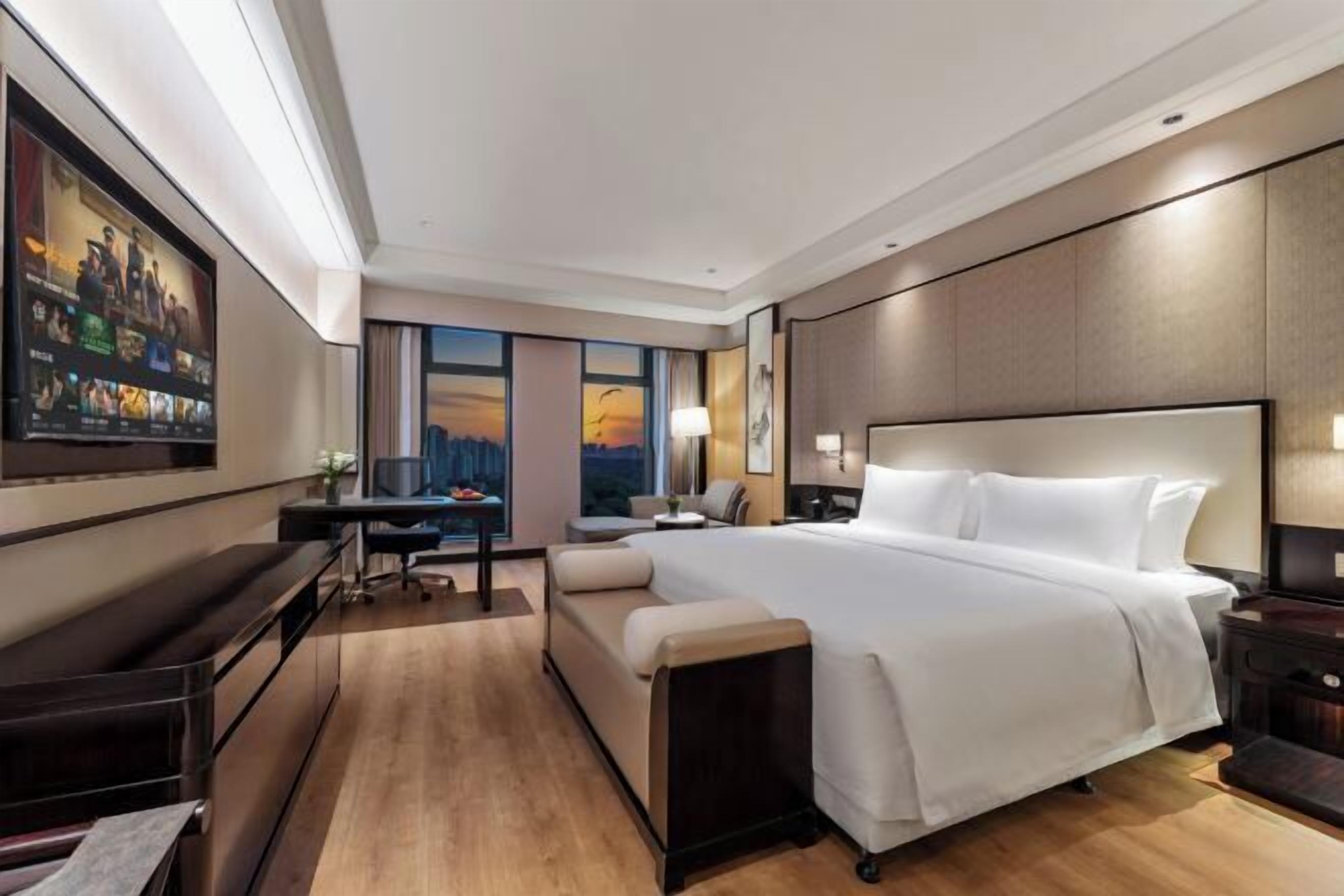 Hypo-allergenic bedding, minibar, in-room safe, desk