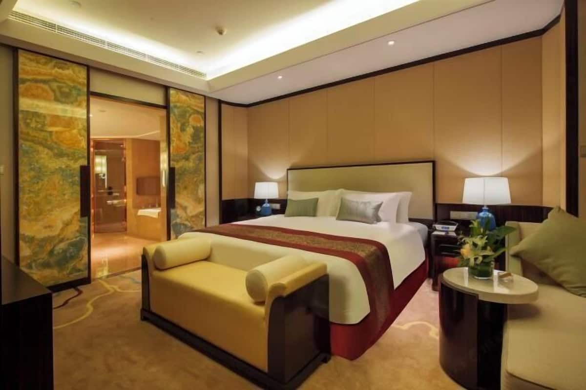Hypoallergeen beddengoed, een minibar, een kluis op de kamer, een bureau