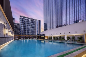 客房, 1 張特大雙人床, 泳池景 | 室外泳池 | 室外泳池;06:00 至 22:00 開放;泳池傘、躺椅