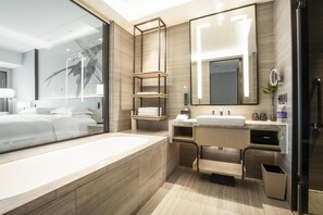 Queen Guest Room | Kylpyhuone | Sadesuihkupää, ilmaiset hygieniatuotteet, hiustenkuivaaja, kylpytakit