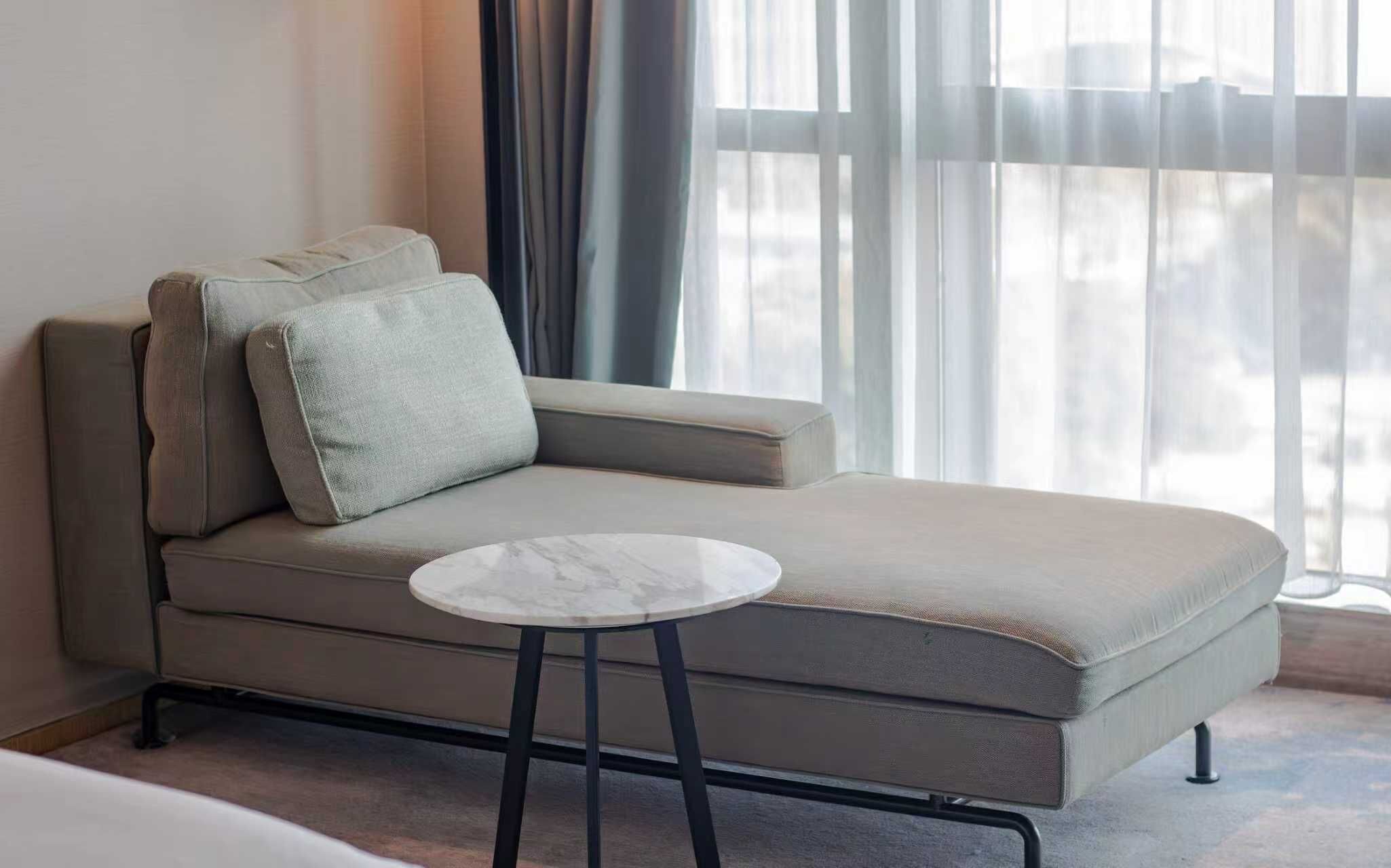 行政大床房 | 起居区 | 42-英寸液晶电视（配备有线频道）、电视、收费电影