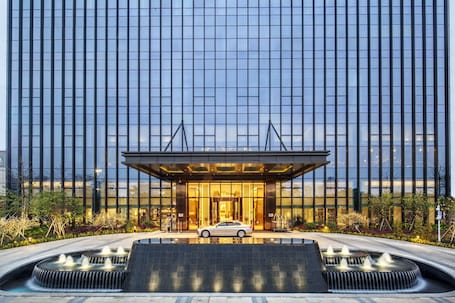 Property entrance. DoubleTree by Hilton Hotel Shenzhen Longhua