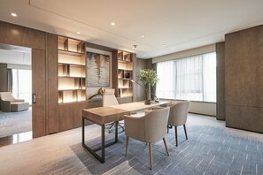 ห้องสวีท, เตียงคิงไซส์ 1 เตียง, ปลอดบุหรี่ (Ambassador) | บริเวณนั่งเล่น | ทีวีจอแอลซีดี 42 นิ้ว พร้อมช่องเคเบิล, ทีวี, ภาพยนตร์แบบจ่ายต่อเรื่อง