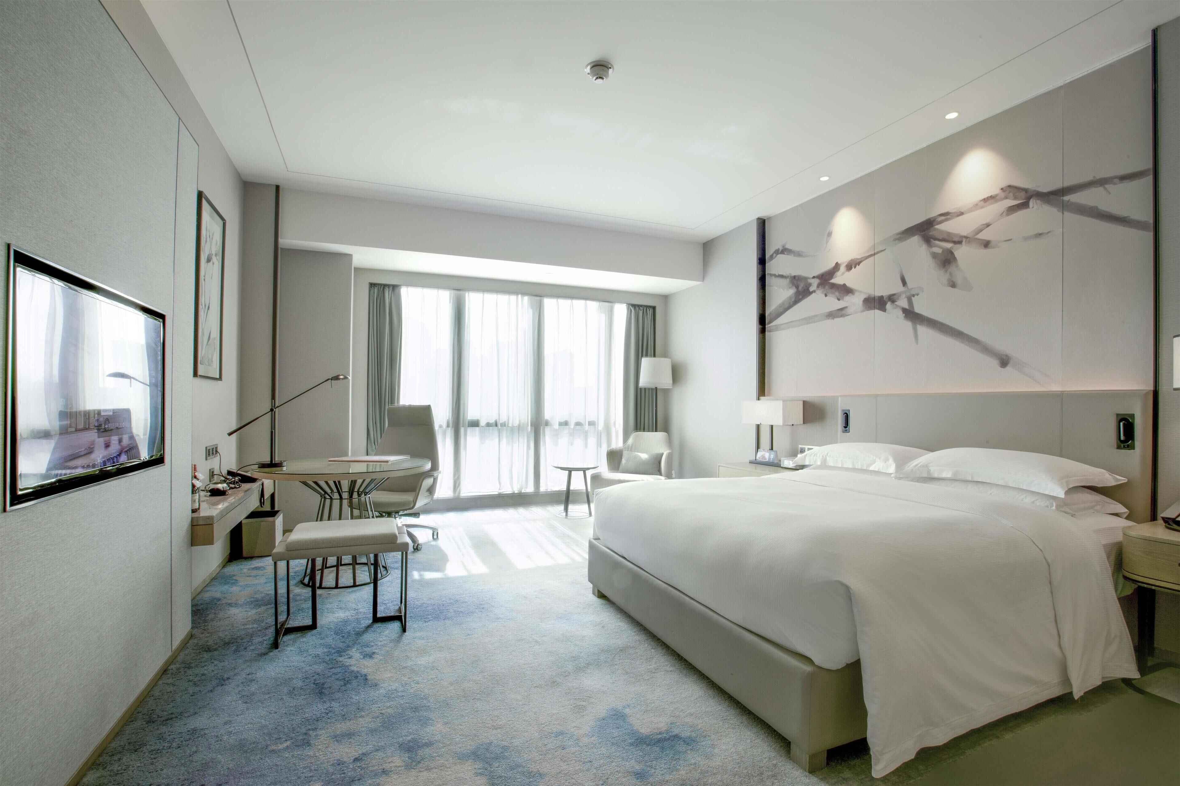 Rom – basic, 1 kingsize-seng, byutsikt | Sengetøy av topp kvalitet, dundyner, memory foam-senger og minibar