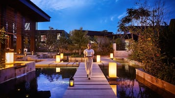 Couples treatment rooms, hot tub, steam room, body treatments