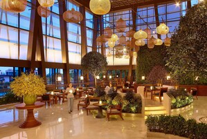 大堂酒廊、花园景观、每天营业