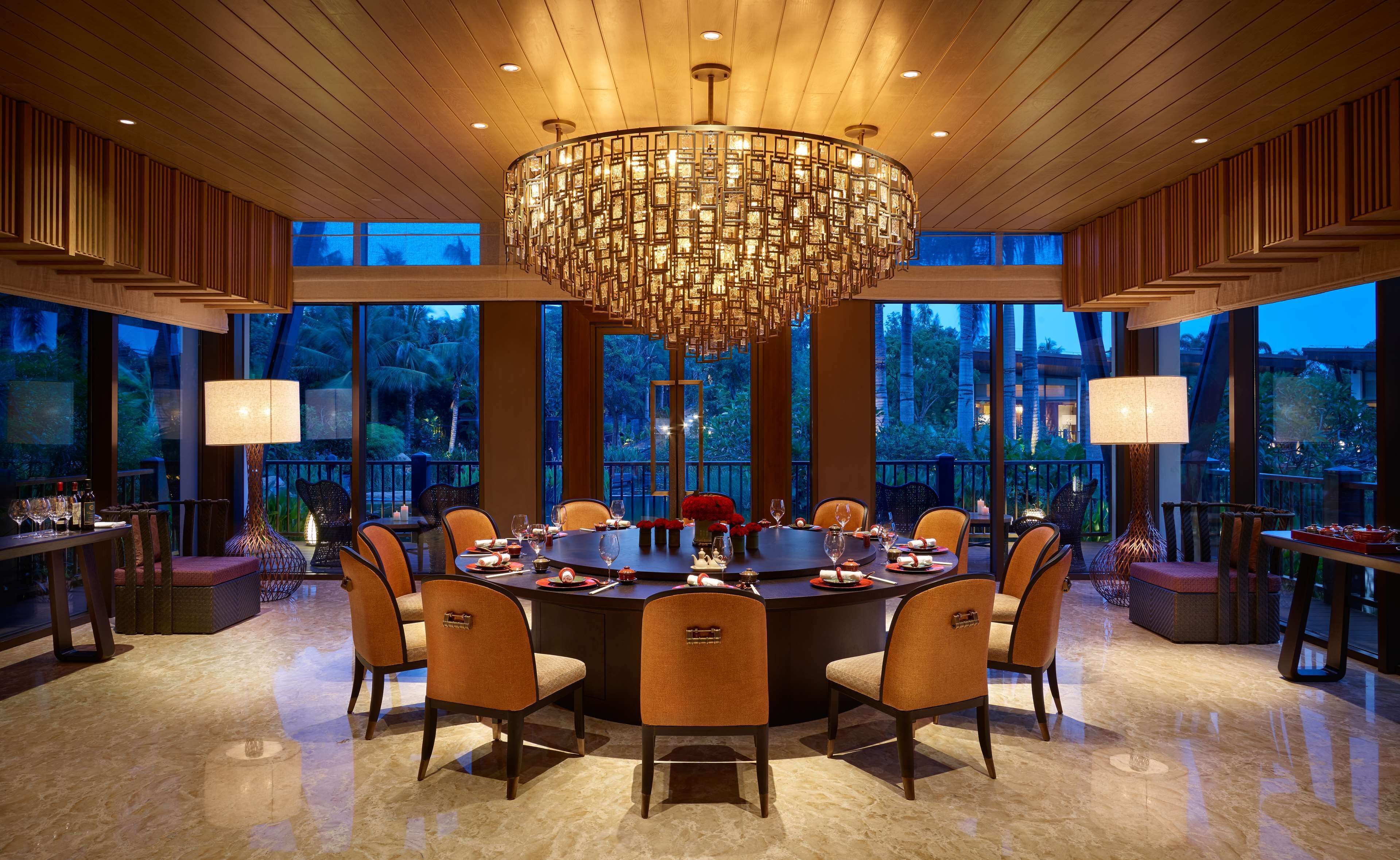 3 restaurants; breakfast, lunch, and dinner served