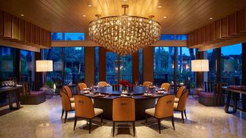 3 restaurants; breakfast, lunch, and dinner served