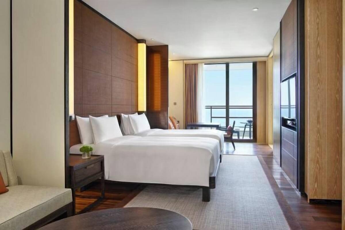 Egyptian cotton sheets, premium bedding, Select Comfort beds, minibar