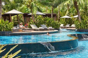 3 室外游泳池，池畔遮阳伞，日光浴躺椅