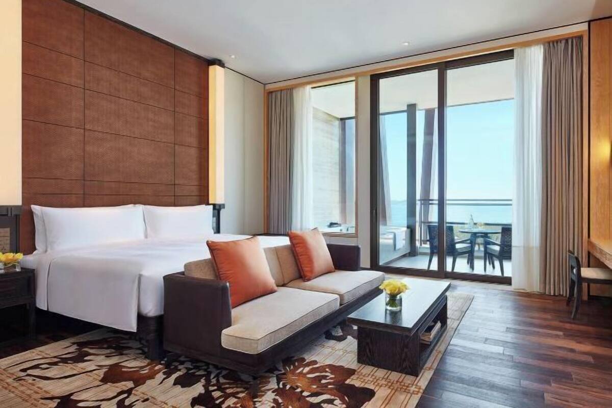 Egyptian cotton sheets, premium bedding, Select Comfort beds, minibar