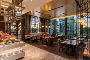 2 restaurants; breakfast, lunch and dinner served  - Hyatt Regency Xi An (Xi'an)